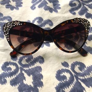 Cat eye sunglasses with embellishments